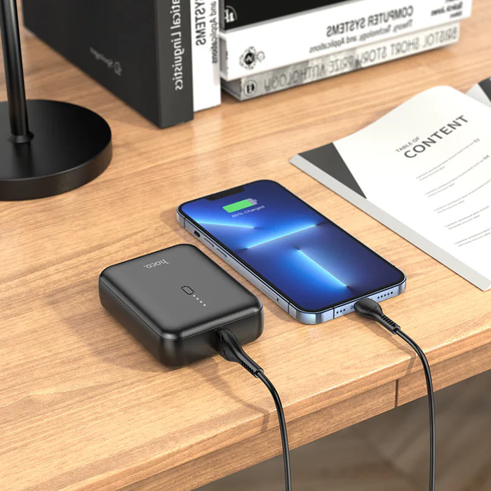 HOCO J96 Strider 5000mAh cargando un smartphone mediante su puerto USB